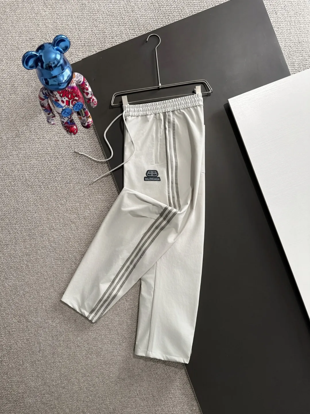 Shipped next day P195 Balenciaga 2026 Summer New Arrival elastic band casual pants, counter-customized fabrics, Breathable, high comfort, impeccable details, brand element design concept, reflecting high quality. It feels delicate and soft! It presents a casual cut and the upper body shape is great! Sizes:S-3XL